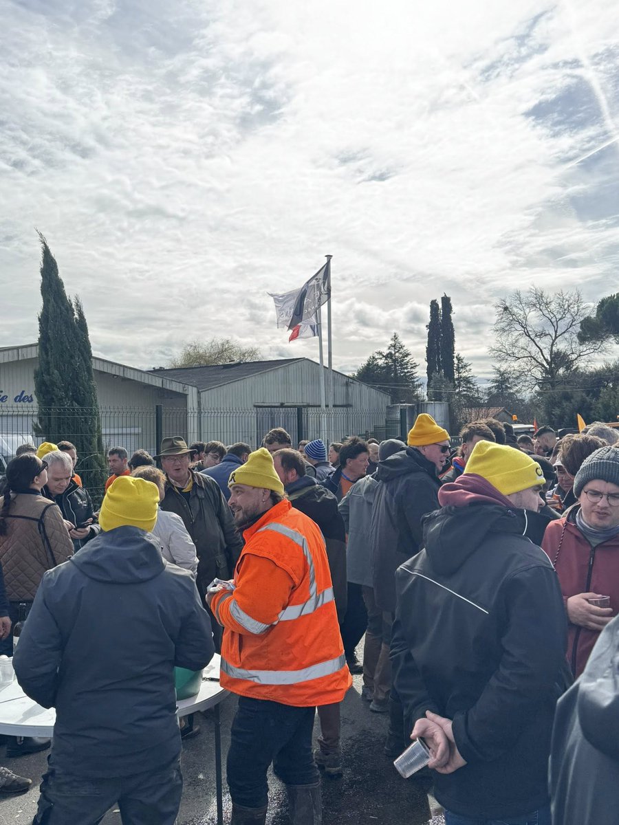 coordinationrur's tweet image. 🟡 Solidarité et action pour la viticulture cognaçaise ! 🍇 

Jeudi, la #CR17 s’est mobilisée avec l’UGVC pour défendre les viticulteurs du Cognac et rappeler que les contrats doivent être respectés.

⚠️ Trop de ruptures unilatérales, baisses de volumes ou retards de paiement