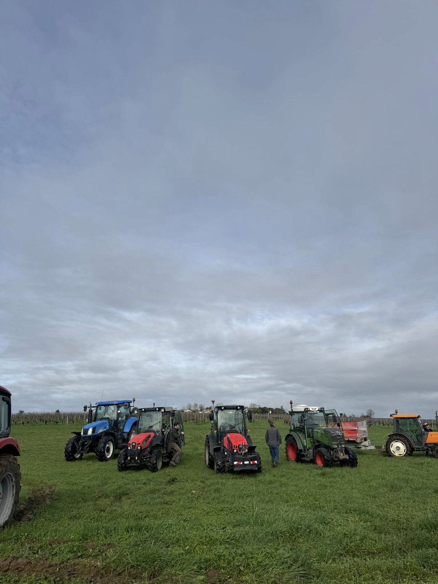 coordinationrur's tweet image. 🟡 Solidarité et action pour la viticulture cognaçaise ! 🍇 

Jeudi, la #CR17 s’est mobilisée avec l’UGVC pour défendre les viticulteurs du Cognac et rappeler que les contrats doivent être respectés.

⚠️ Trop de ruptures unilatérales, baisses de volumes ou retards de paiement