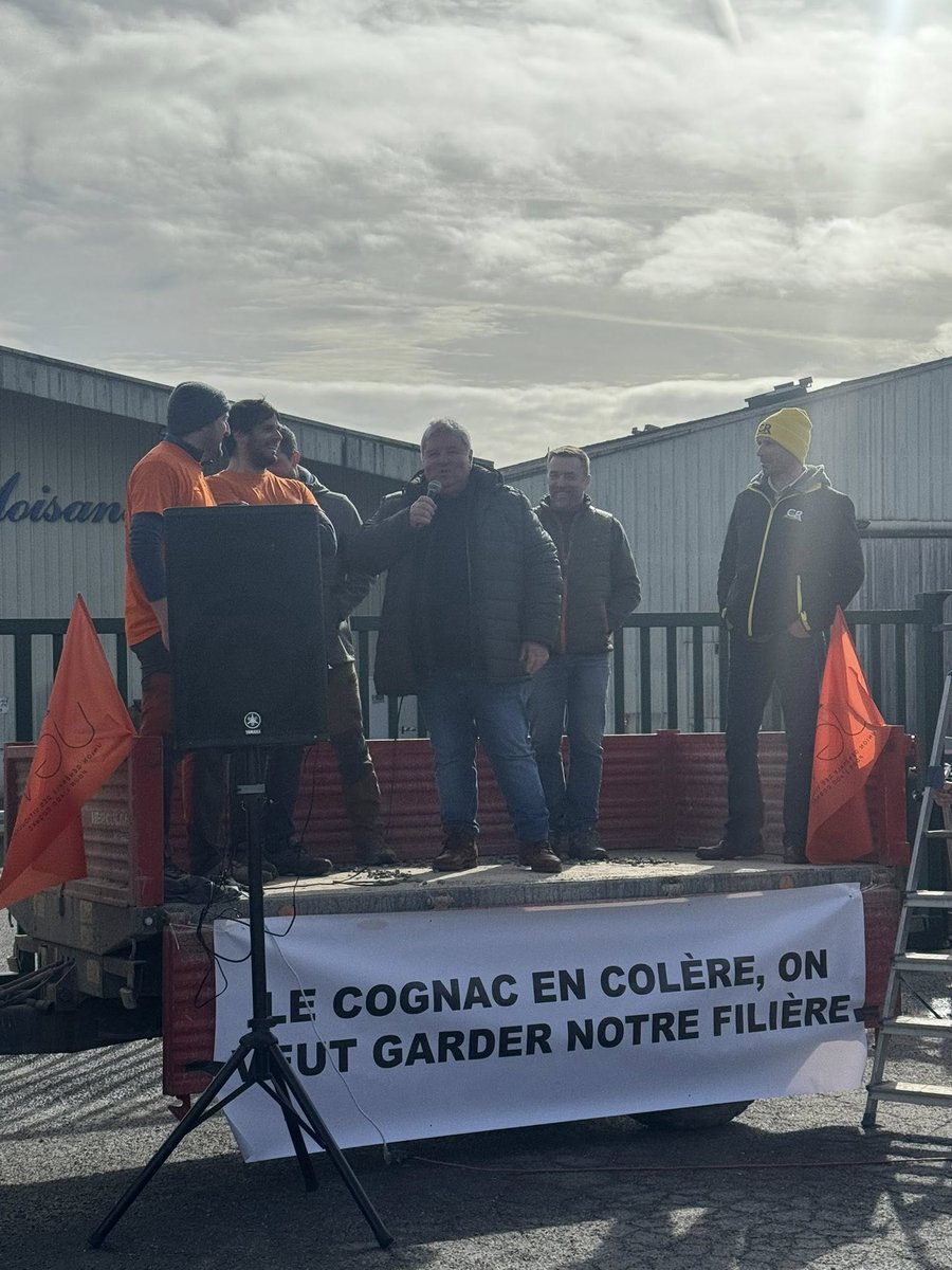coordinationrur's tweet image. 🟡 Solidarité et action pour la viticulture cognaçaise ! 🍇 

Jeudi, la #CR17 s’est mobilisée avec l’UGVC pour défendre les viticulteurs du Cognac et rappeler que les contrats doivent être respectés.

⚠️ Trop de ruptures unilatérales, baisses de volumes ou retards de paiement