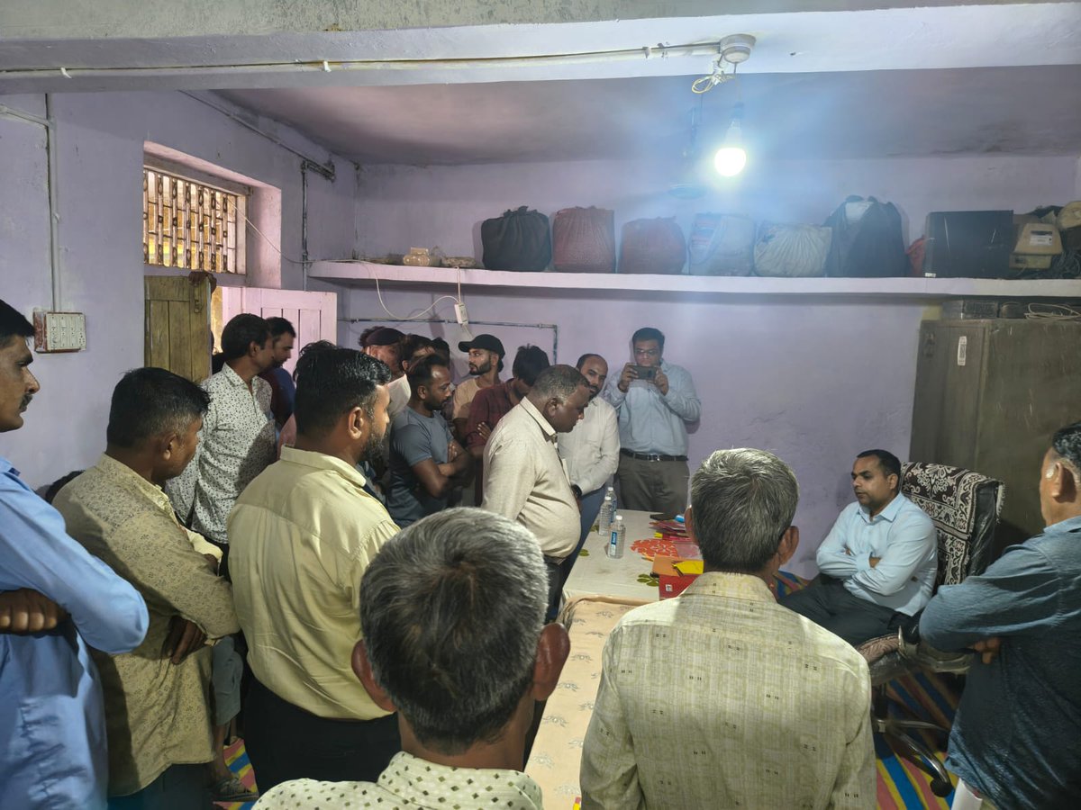 આજે મહુધા તાલુકાના ડડુસર ગ્રામ પંચાયતની મુલાકાત લઈ ગામ દફતરની તપાસણી કરવાની સાથે ગ્રામજનો સાથે સીધો સંવાદ કર્યો. ગામમાં ઉપલબ્ધ સુવિધાઓની સમીક્ષા કરી અને જરૂરી પાયાની જરૂરિયાતો અંગે વિગતે ચર્ચા કરવામાં આવી.