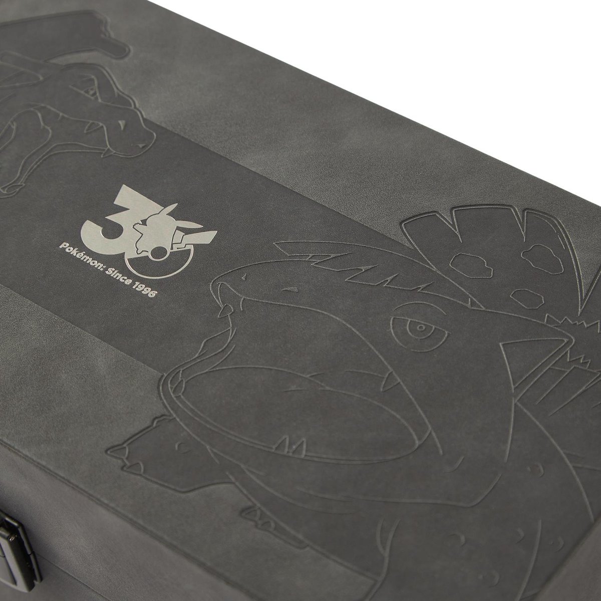 A special commemorative set will be released in Japan for Pokémon FireRed and LeafGreen which includes a download code for one of the games, a recreation of the original GBA boxes and Poké Balls with Bulbasaur, Charmander and Squirtle on illuminating bases pokejungle.net/2026/02/20/pok…