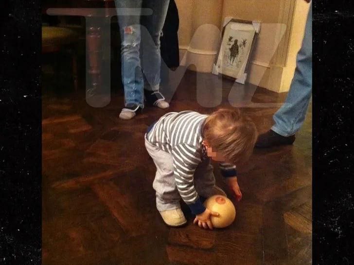 MahalaxmiRaman's tweet image. Former #PrinceAndrew played with a ball shaped like a woman's breast with a small child.

The pictures were shown by #TMZ. Citing sources, they write that they were taken 15 years ago at the #Windsor residence.