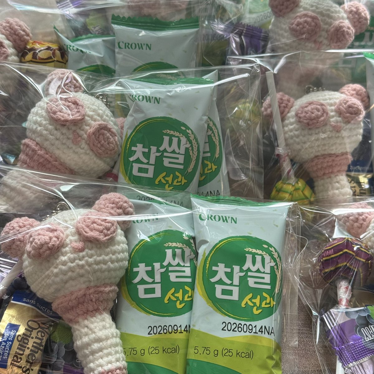 forever110419's tweet photo. 내일 나눔할 소소한 간식이랑 직접 만든 판다봉 뜨개키링🧶🧶

#에이핑크콘서트 https://t.co/j2cgQ7XSlx