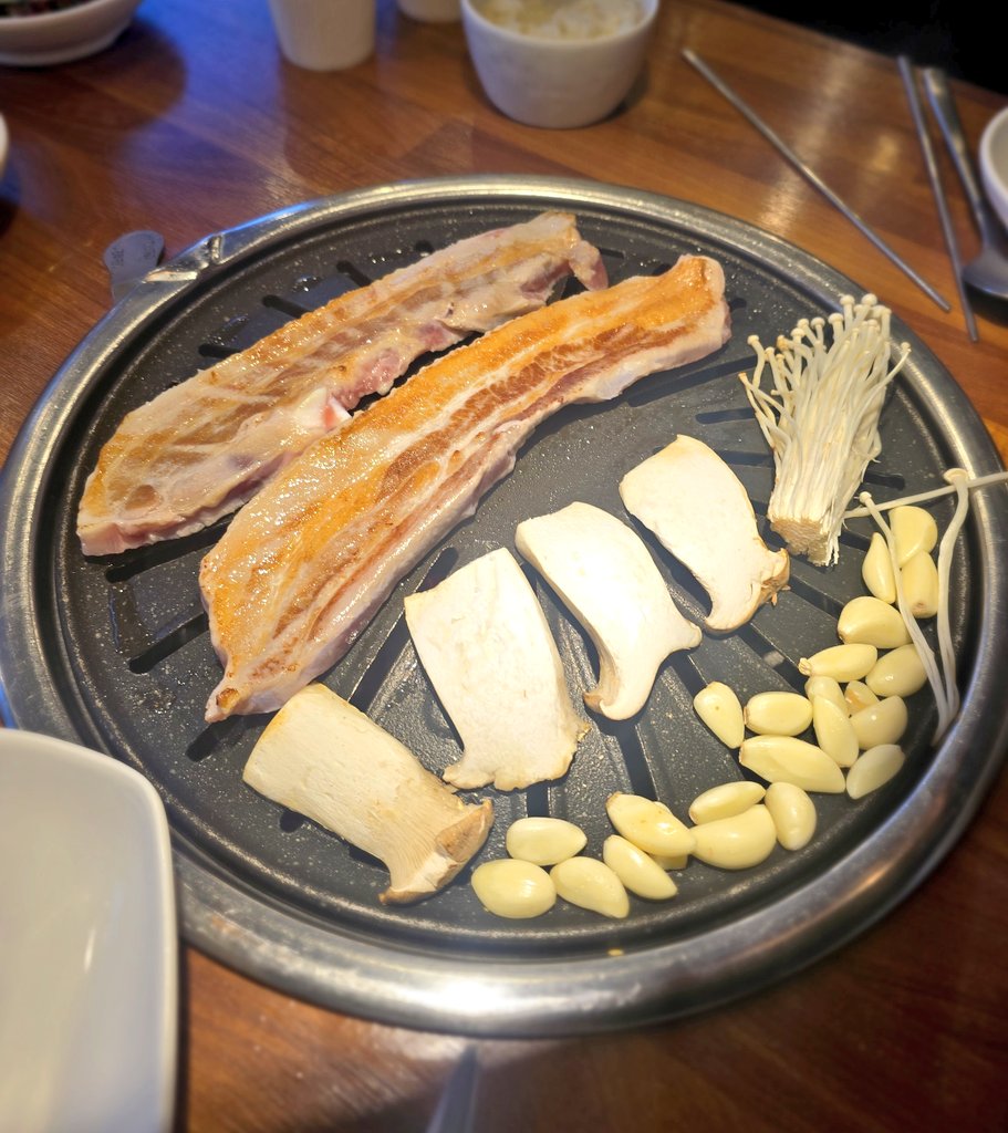 #토소_밥

오늘은 친구랑 삽겹살 파티 히히 
버섯이랑 마늘까지 싹다 굽굽