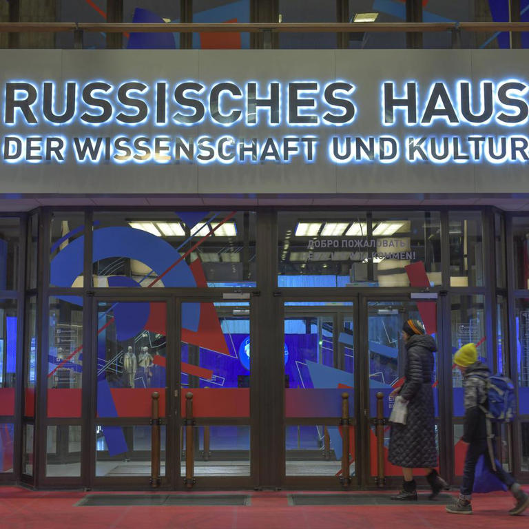 BarbaraDieWilde's tweet photo. Der Betreiber des Hauses, die staatliche russische Föderalagentur Rossotrudnitschestwo, steht auf der EU-Sanktionsliste.
70.000 Euro im Jahr: Bundesregierung zahlt die Grundsteuer für das umstrittene „Russische Haus“ in Berlin 
@bundeskanzler 
https://t.co/klchYwD19p https://t.co/ATJHGt9iBq
