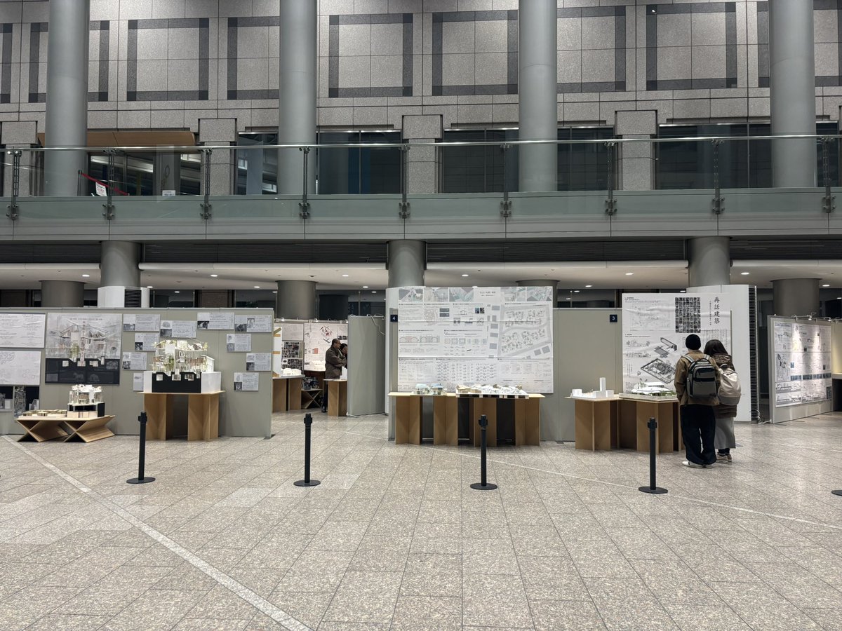 toyo_arch's tweet photo. 本日から新宿パークタワー１Fアトリウムにて、『2025年度卒業設計展』を開催中です。卒業設計・修士設計の優秀作品の図面と模型を展示します。明日2月21日(土)にはゲストに遠藤克彦氏を迎え、講評会を開催します。会期は2月23日(月)まで、申込不要・入場無料です。ぜひご来場ください。 https://t.co/MV8qSvSTA7