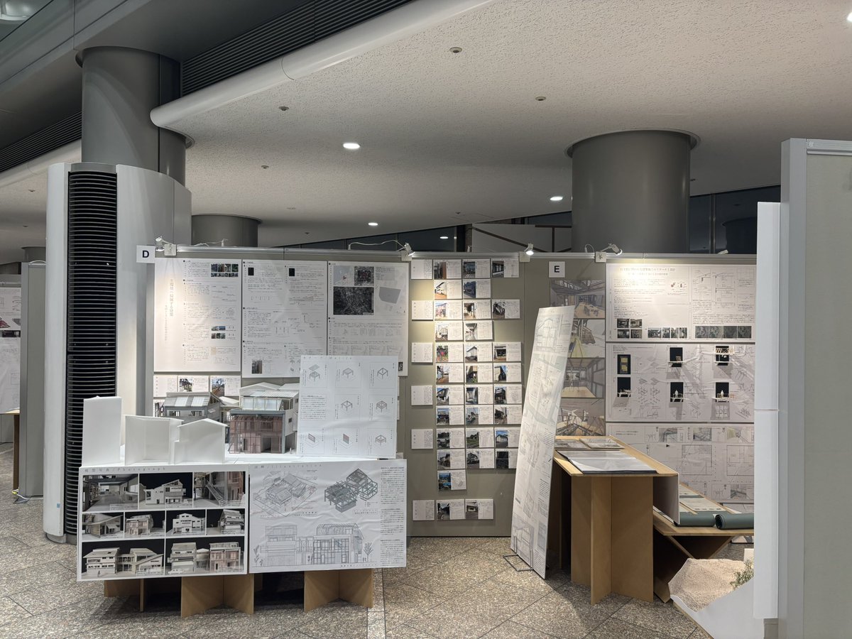 toyo_arch's tweet photo. 本日から新宿パークタワー１Fアトリウムにて、『2025年度卒業設計展』を開催中です。卒業設計・修士設計の優秀作品の図面と模型を展示します。明日2月21日(土)にはゲストに遠藤克彦氏を迎え、講評会を開催します。会期は2月23日(月)まで、申込不要・入場無料です。ぜひご来場ください。 https://t.co/MV8qSvSTA7
