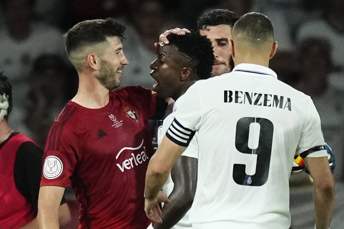 100 años de mala suerte si no le das "like" a está foto de David García peinando a Vinicius.