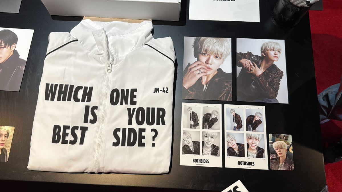 NCT #JNJM BOTH SIDES MERCH 🖤🤍❤️งาน Listening party วันนี้มีตัวอย่างเสื้อยืดและ accessories อื่นๆเพิ่มอีกนะคะ คาดว่าน่าจะเป็น MD รอบ Pre-order ขายเพิ่มเติมอีกทีหลังแน่ๆ เตรียมทรัพย์ให้พร้อมเลยจ้า มันยังไม่จบ!! 

(แอบกรี๊ดกับคำบรรยายบนเสื้อ WHO DARES TO STEALHER HEART