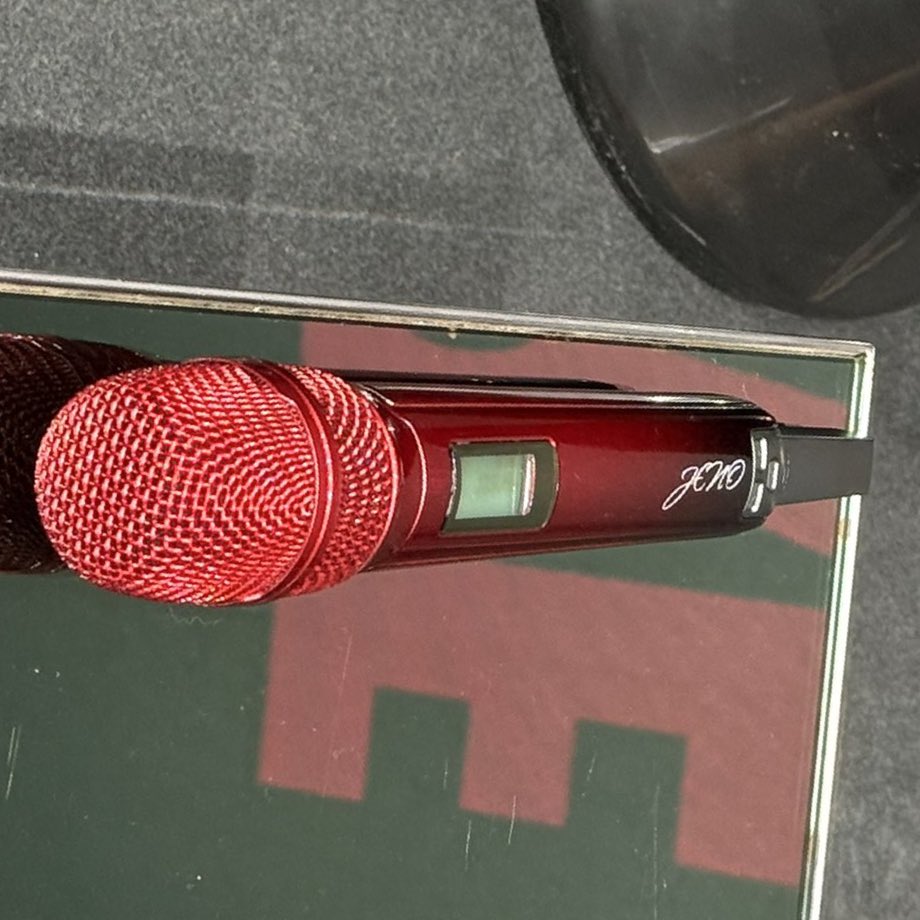 jeno's new customed red mic 🎤 

cr. jentakuu