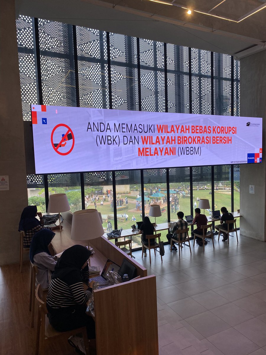 Salah satu perpus yang cozy, banyak tempat area bacanya, bukunya juga banyak, bisa buat nugas/kerja juga.