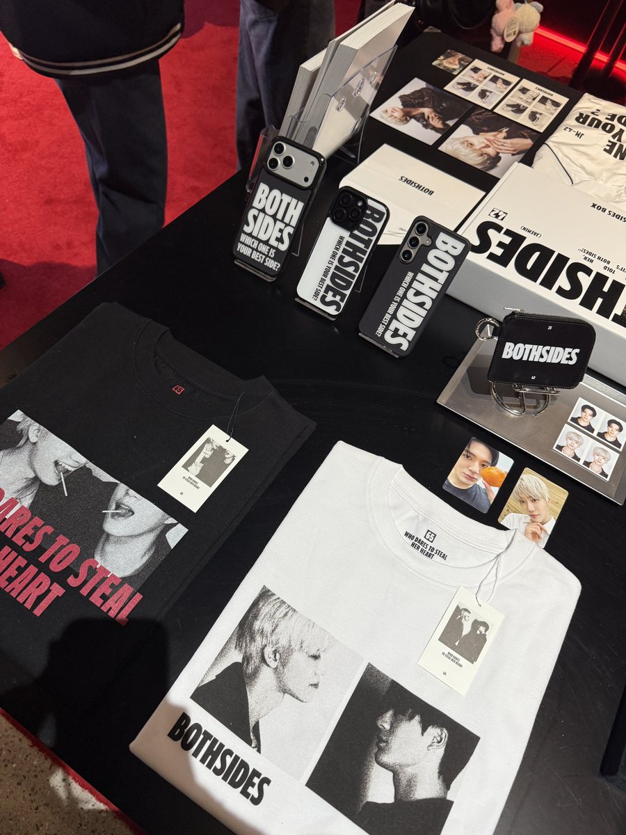 ชอบงานวันนี้จัง visual axis ชัดมาก โปสเตอร์เป็น grid เดียวกัน โต๊ะ display ก็จัดวางได้สวย ส่วน overall ก็คือ strong contrast with a bold palette โครต ดึงความเป็นเจโน่แจมินออกมาได้ดีสุด ๆ ㅠㅠ