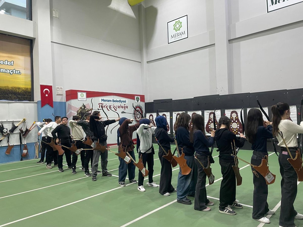 gencmeram's tweet photo. Meram Gençlik Meclisi olarak Liseli Gençlerimize özel olarak düzenlediğimiz Okçuluk Etkinliğimizde, gençlerimiz Geleneksel Türk Okçuluğunu deneyimleme şansı buldu. https://t.co/QTU93xB9sI
