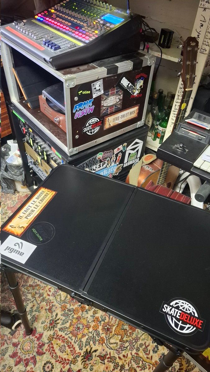 Super la table pliante ! 

🛒 amzn.to/4aBphLH

Je vais pouvoir avoir mon sampler à côté de moi sur scène pour lancer les backing tracks sans perdre trop de temps. 🤙

Si vous avez des stickers, je suis preneur. 😁