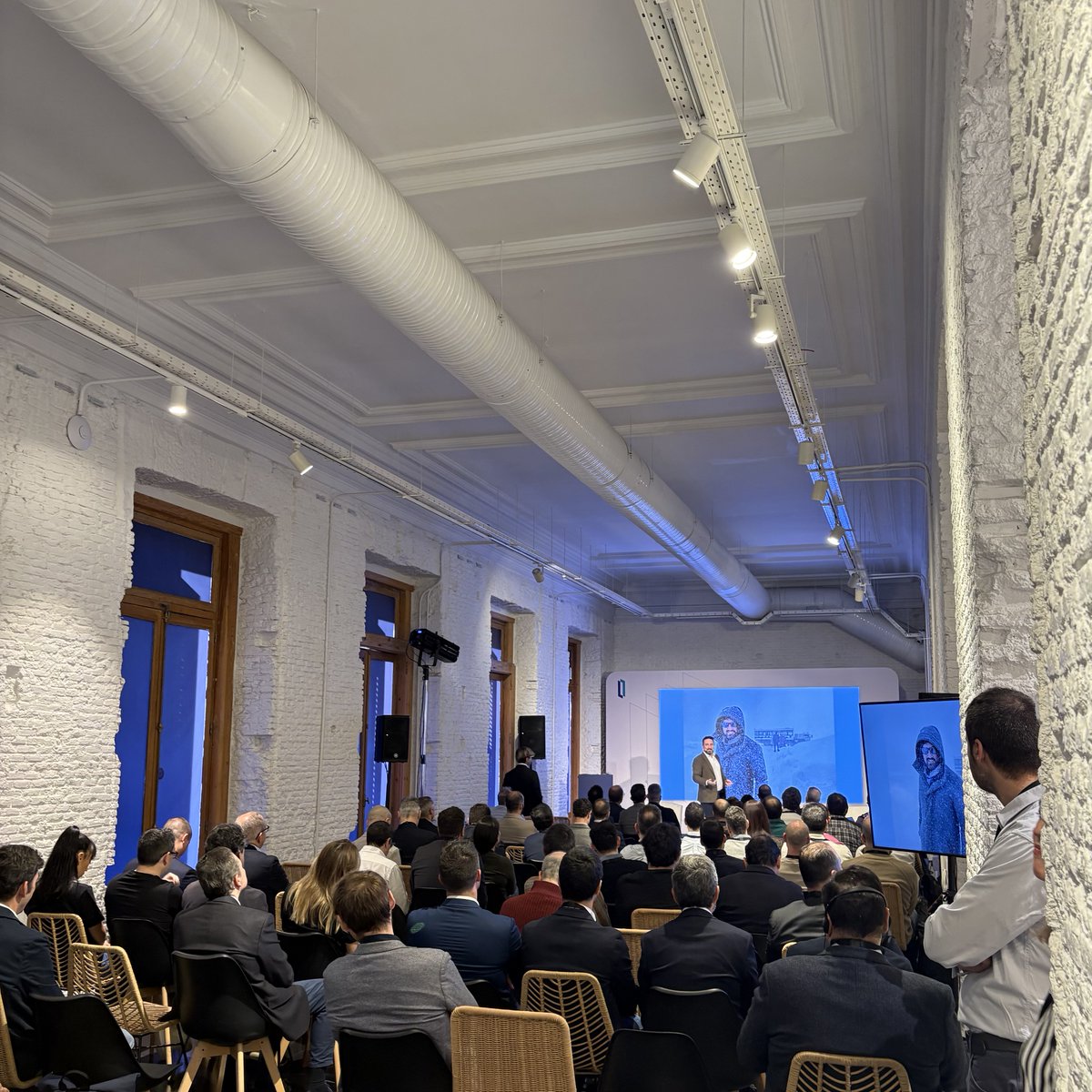 Socialnius tweet media