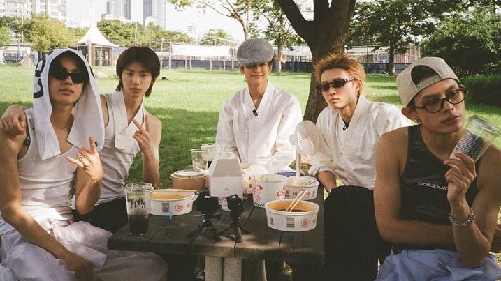 zhaoyufinesheyt's tweet photo. Chuseok                                                  Seollal https://t.co/bBqh1IvYTC