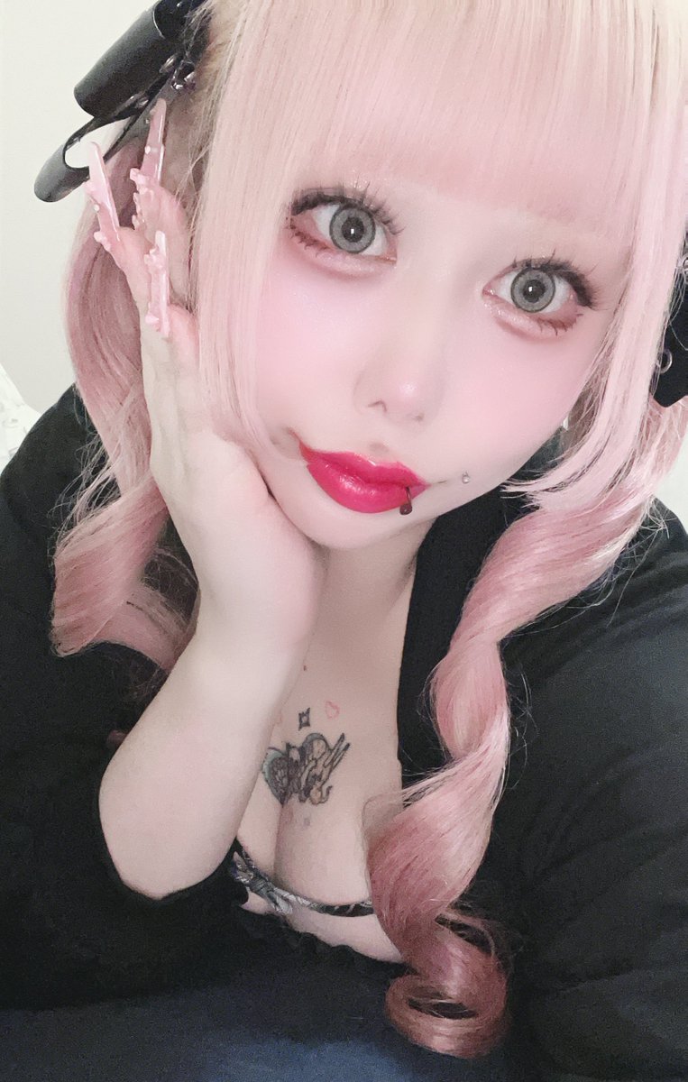 この後20:00~1:00デカメロン🖤🖤

今日は系統少し変えてみたよーーんあんま変わらん？笑

週末よろしくねん☁️