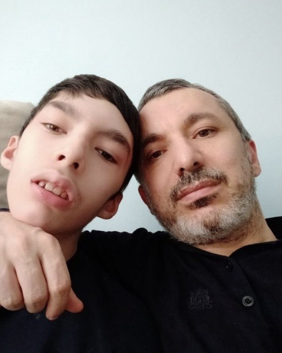 %98 ağır engelli, otizmli, dirençli epilepsi, kas hastalığı ve solunum yetmezliği olan Yakup Ali’nin tüm bakımı babası Eyüp Çetin tarafından yapılıyordu.
Baba Aralık 2021’den beri cezaevinde. O günden beri Yakup Ali iyi değil.
Yakup Ali’ye babasını verin.

#KHKlılaraAdaletNeZaman