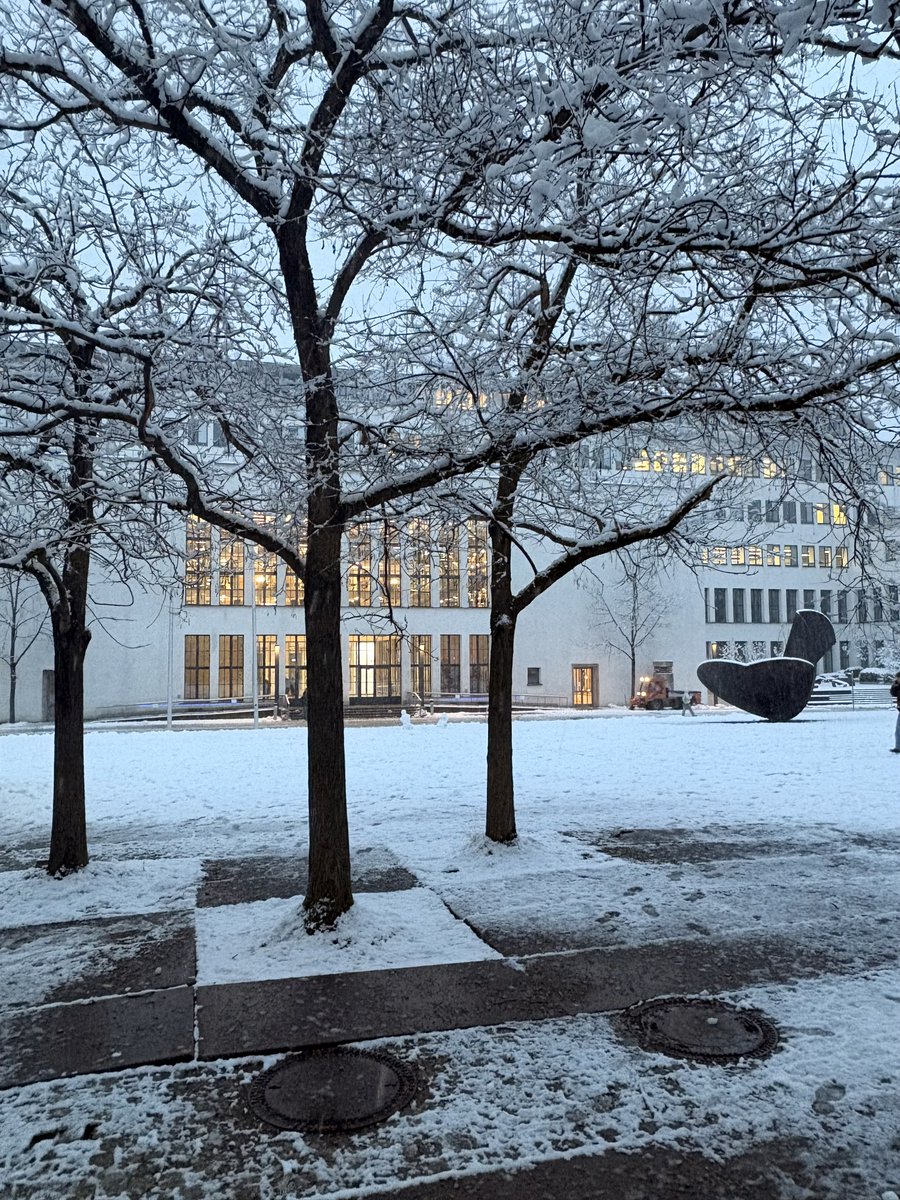 TU_Muenchen's tweet image. #HappyFriday from our snowy #campus! ❄️ Wishing everyone a warm and relaxing start to the weekend!

#wintervibes 

📷A. Eckert, F. Schulz