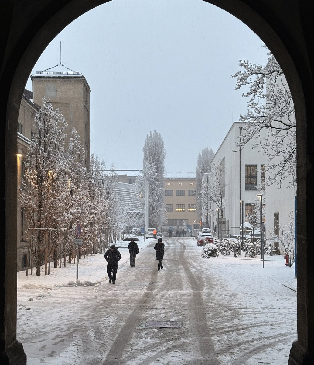 TU_Muenchen's tweet image. #HappyFriday from our snowy #campus! ❄️ Wishing everyone a warm and relaxing start to the weekend!

#wintervibes 

📷A. Eckert, F. Schulz