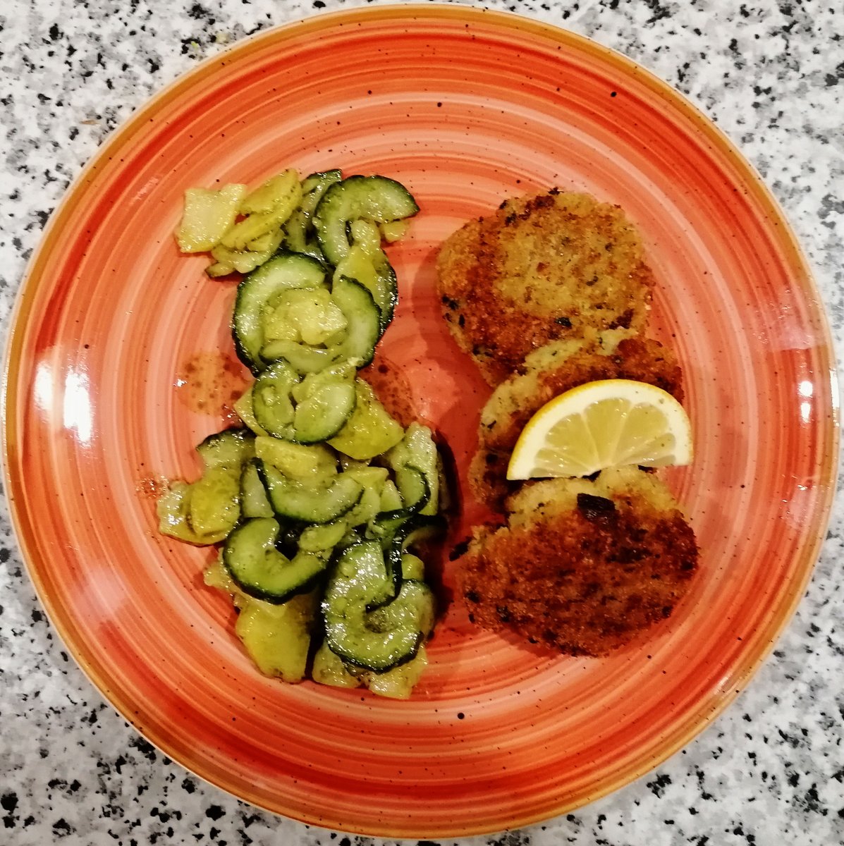 MikeKocht's tweet photo. Es muss nicht immer Fleisch sein!
#Laibchen ( #Frikadellen ) schmecken auch mit Fisch!
Ein paar Anregungen für euch aus meinem Blog
https://t.co/oYMDrFx1n2
Für mich am besten mit #Erdäpfelsalat (#Kartoffelsalat) https://t.co/QrVgrXUrl4