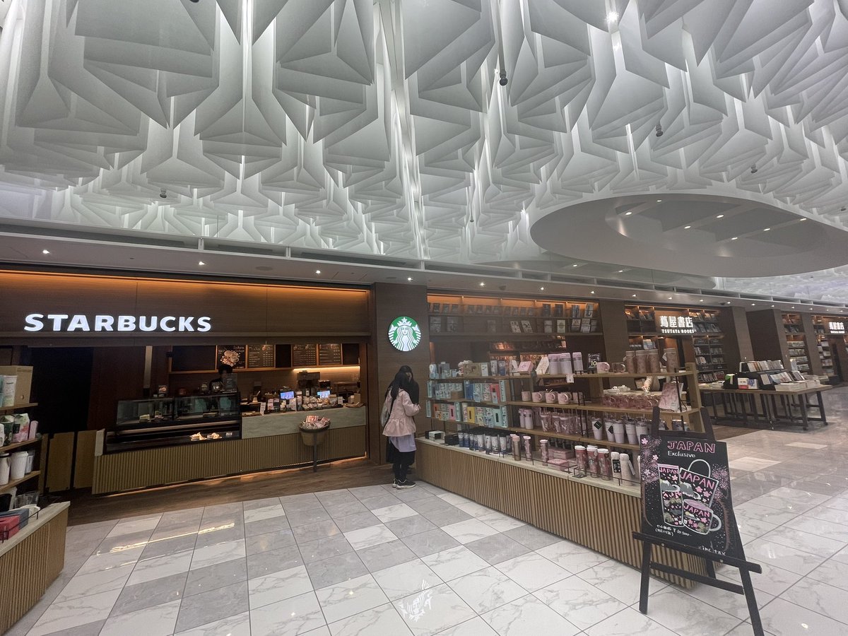 Napinopino2's tweet image. 今日はこちら
（飛行機には乗らない）

T2来るのも100万年ぶりだし、T2国際線なんてお初！
新しいから綺麗だねー
青一色なのが新鮮🩵

そしてこのTSUTAYA併設スタバ、混んでないし落ち着く☕️

#HND
#羽田空港