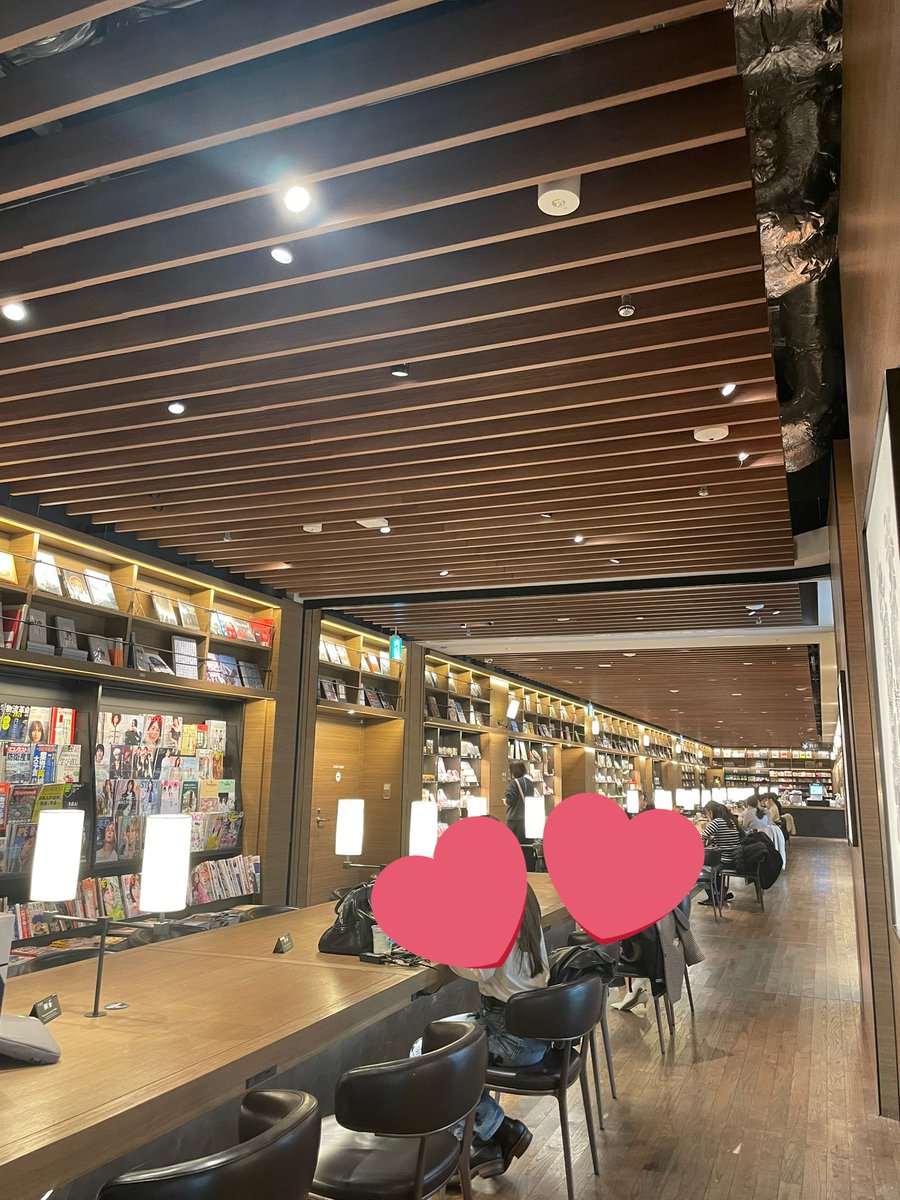 Napinopino2's tweet image. 今日はこちら
（飛行機には乗らない）

T2来るのも100万年ぶりだし、T2国際線なんてお初！
新しいから綺麗だねー
青一色なのが新鮮🩵

そしてこのTSUTAYA併設スタバ、混んでないし落ち着く☕️

#HND
#羽田空港