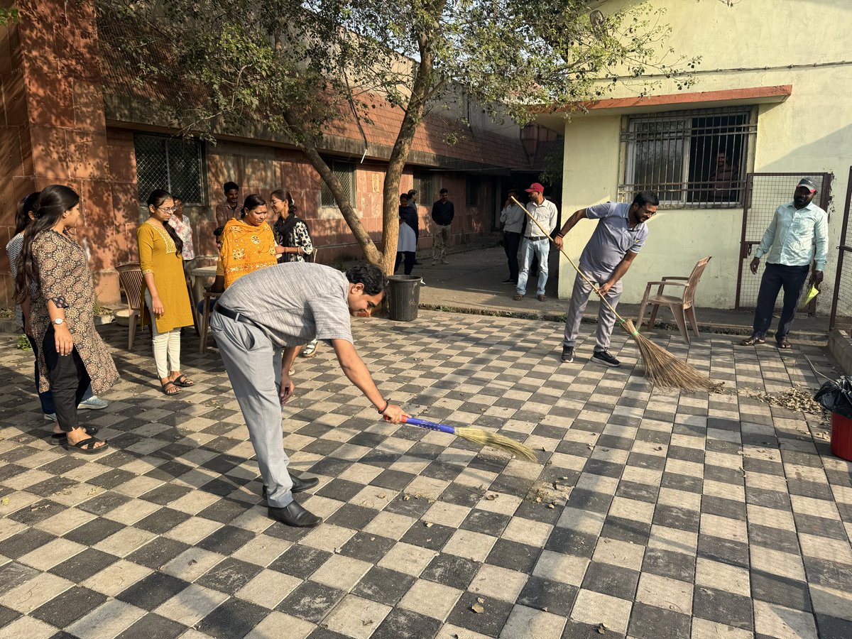 FoodRaipur's tweet photo. स्वच्छता पकवाड़ा 2026 के अंतर्गत दिनांक 18.02.2026 को मंडल कार्यालय रायपुर के परिसर में कर्मचारियों तथा अधिकारियों द्वारा Mass Cleanliness Drive हेतु कार्यालय परिसर तथा कैंटीन एरिया की साफ़ सफाई की गई । https://t.co/ZxfPQM1bvB
