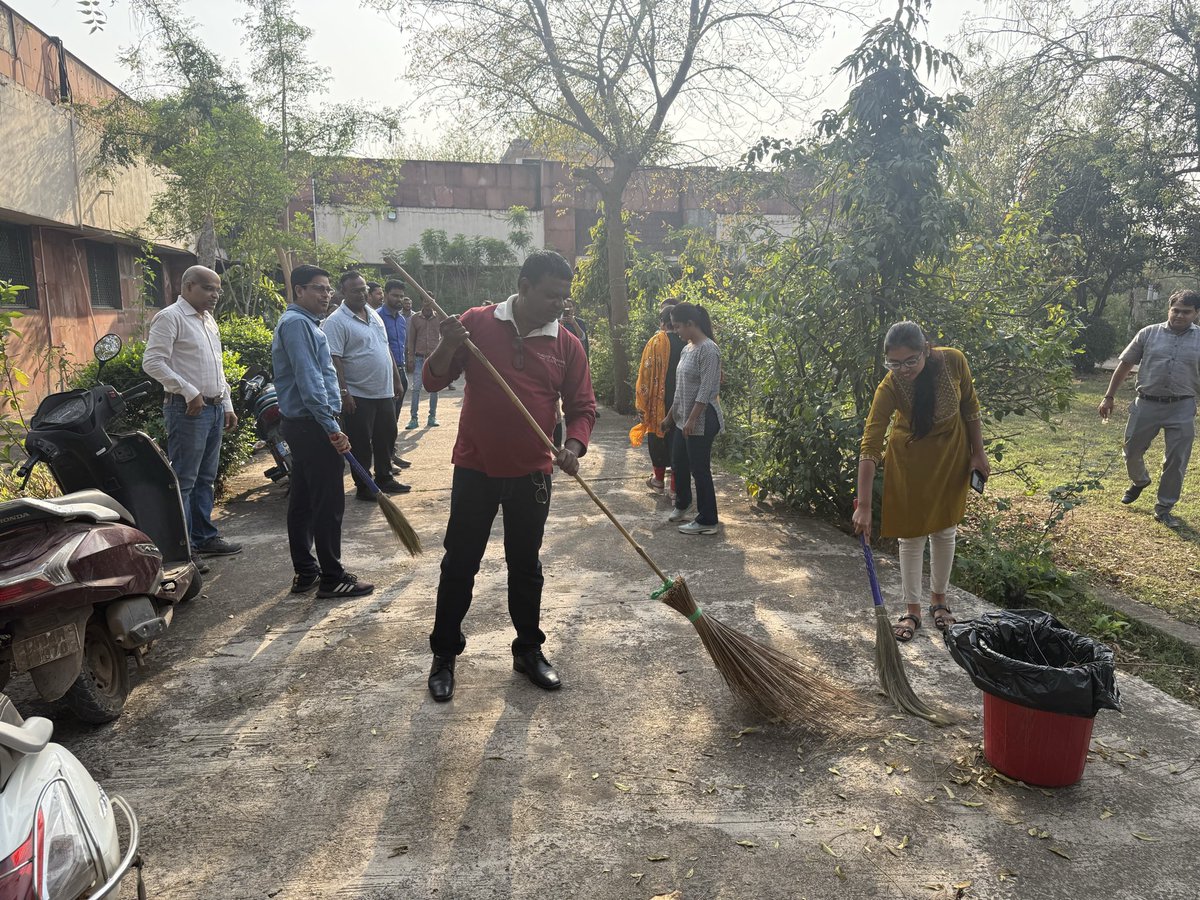 FoodRaipur's tweet photo. स्वच्छता पकवाड़ा 2026 के अंतर्गत दिनांक 18.02.2026 को मंडल कार्यालय रायपुर के परिसर में कर्मचारियों तथा अधिकारियों द्वारा Mass Cleanliness Drive हेतु कार्यालय परिसर तथा कैंटीन एरिया की साफ़ सफाई की गई । https://t.co/ZxfPQM1bvB