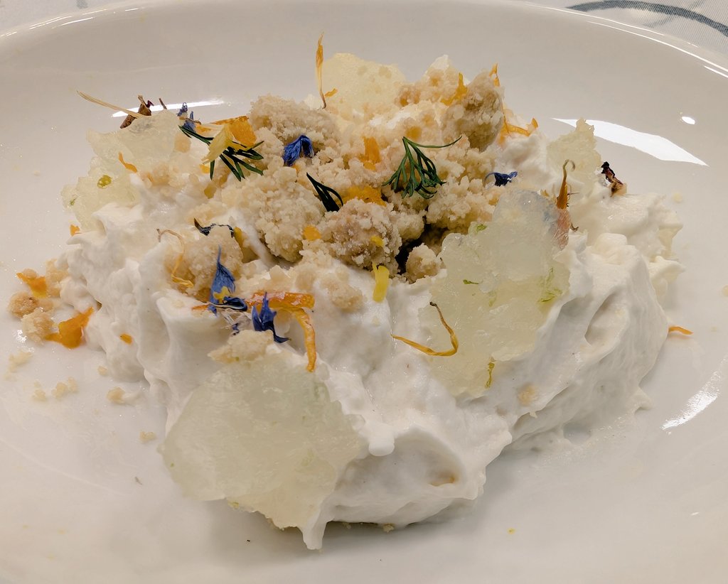 Robernavidades's tweet photo. Espuma de yogur y pimienta de timur, crumble de frutos secos, crema de limón y gel de cítricos.
Postre que ayer nos sirvieron en el menú de la Jornadas Gastronomía del @IES_Alpajes
Una pasada la elaboración q Irene Amat de #Itama #Pasteleria, antigua alumna, nos presentó.
Un 10 https://t.co/HDIOAq1JgL