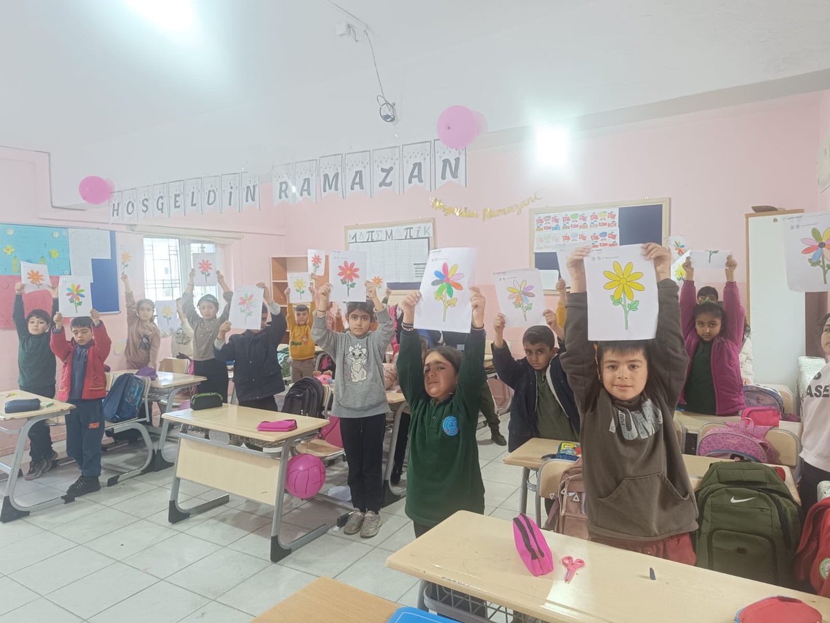 Okulumuz 3/A sınıfı öğrencileri Ramazan ayı etkinlikleri kapsamında “Ramazan Çiçeği Hazırlıyorum” etkinliğini gerçekleştirdiler. Öğretmenimiz sayın Halil ECE ve öğrencilerimize teşekkür ederiz.
#MaarifinKalbindeRamazan 
<a href="/Yusuf__Tekin/">Yusuf Tekin</a> <a href="/tuncay_akkoyun/">Tuncay Akkoyun</a> <a href="/ali_eyyupkoca/">Ali Eyyupkoca</a> <a href="/OmerliMem/">Ömerli İlçe Milli Eğitim Müdürlüğü</a>