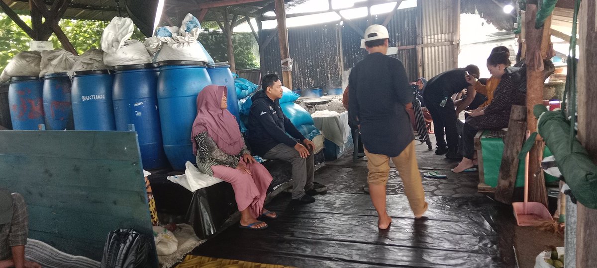 antown_darma's tweet photo. Jum'at, 20 Feb 2026, Anton Sudarmanto, Luhkan Kab. Brebes, Kegiatan Pendampingan Kajian Akademis Warisan Budaya Tak Benda Garam Rebus oleh Balai Pelestarian Kebudayaan Wilayah X di Desa Kaliwlingi Kec. Brebes 
@YayanHikmayani
@bppsdm_kp
@bppsdm_brpbatpp
@bppsdm_pusluhkp https://t.co/oiXlpUvXMg