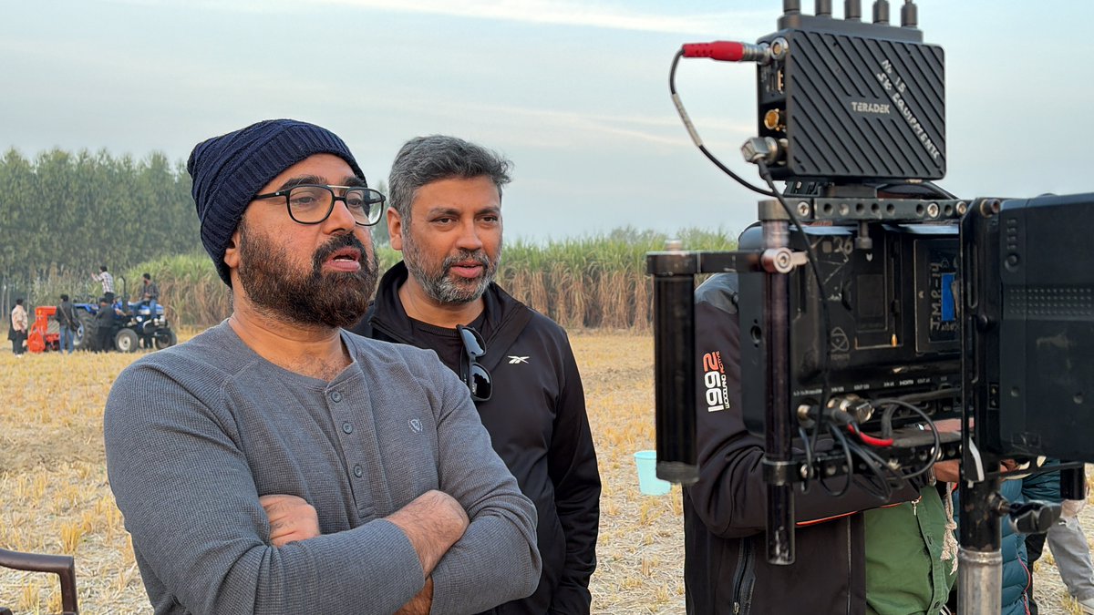 fortunetalkies's tweet photo. Celebrating the moments that make the film the early call times, the dusty boots, the shared laughter, and the relentless pursuit of the perfect frame.

@farazshere 
#sonalikajeetnekadum #sonalika30years #FortuneTalkies https://t.co/3Y9ysGigMH