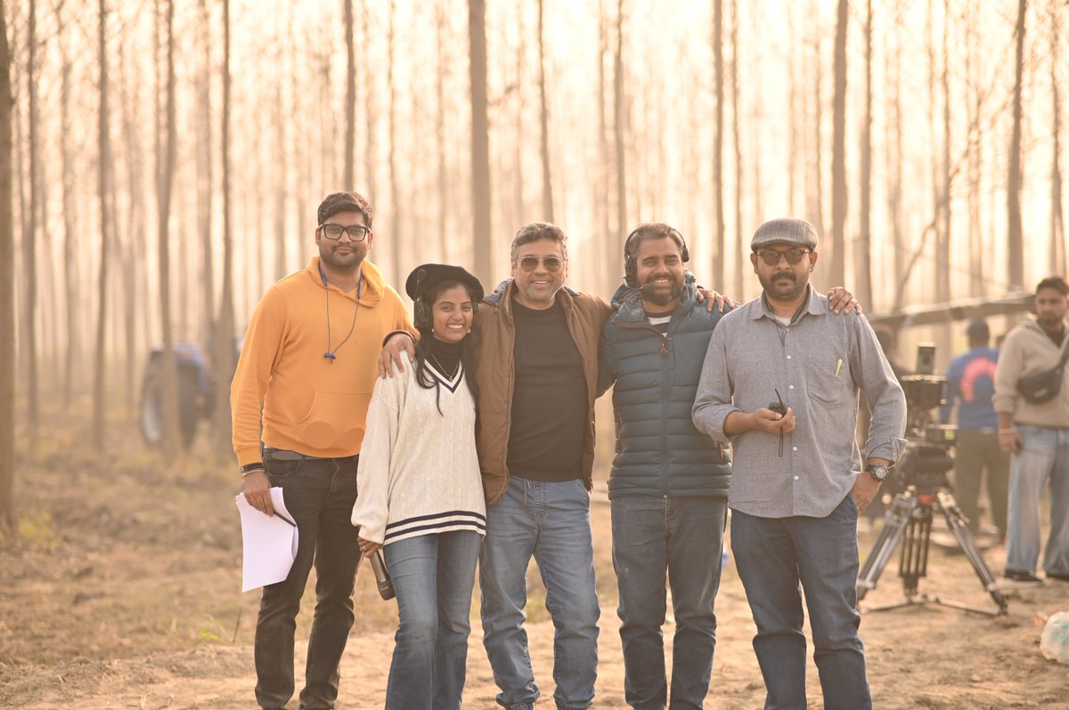 fortunetalkies's tweet photo. Celebrating the moments that make the film the early call times, the dusty boots, the shared laughter, and the relentless pursuit of the perfect frame.

@farazshere 
#sonalikajeetnekadum #sonalika30years #FortuneTalkies https://t.co/3Y9ysGigMH