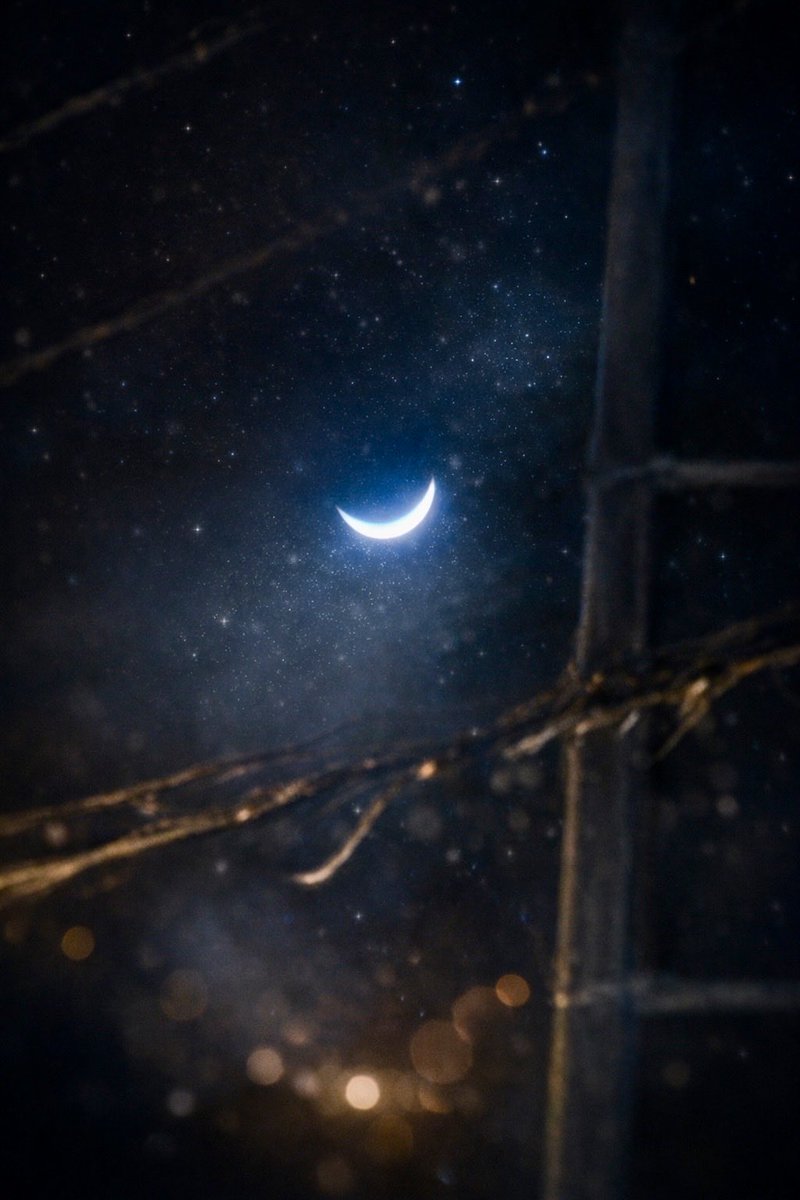静かな夜に浮かぶ三日月🌙✩ 少し加工したっけ好きな世界になった