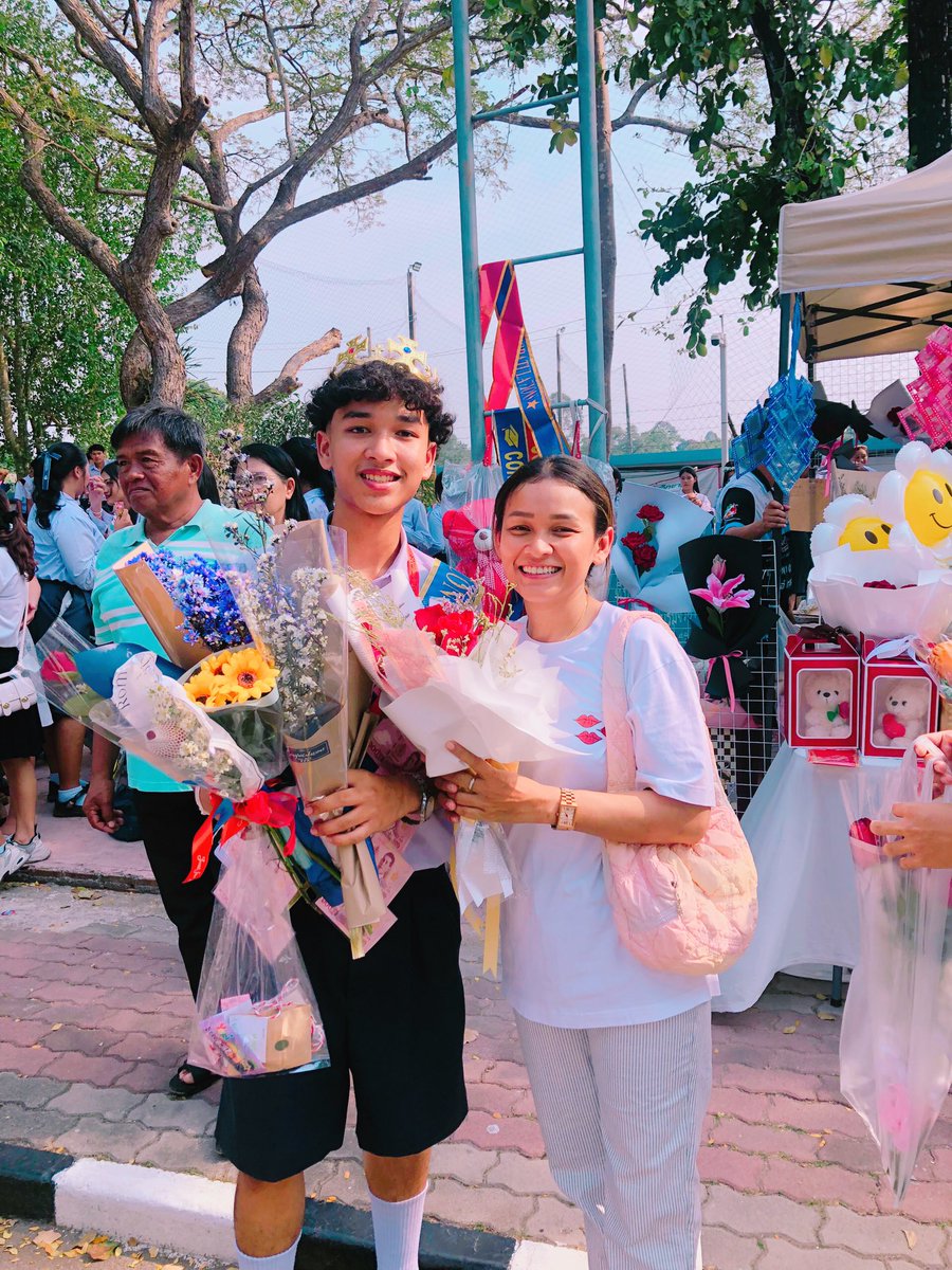 JanhomWannee's tweet photo. 𝙲𝚘𝚗𝚐𝚛𝚊𝚝𝚜!  💐🎓หนุ่มๆ มอ.6
ขอให้หนูเจอแต่ความสำเร็จในอนาคต
ความขยันทำได้ดี…โดยไม่��้องสอน 
#พี่คุง https://t.co/wc5kUc8PkN