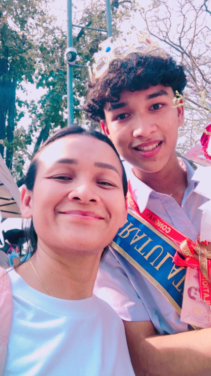 JanhomWannee's tweet photo. 𝙲𝚘𝚗𝚐𝚛𝚊𝚝𝚜!  💐🎓หนุ่มๆ มอ.6
ขอให้หนูเจอแต่ความสำเร็จในอนาคต
ความขยันทำได้ดี…โดยไม่��้องสอน 
#พี่คุง https://t.co/wc5kUc8PkN
