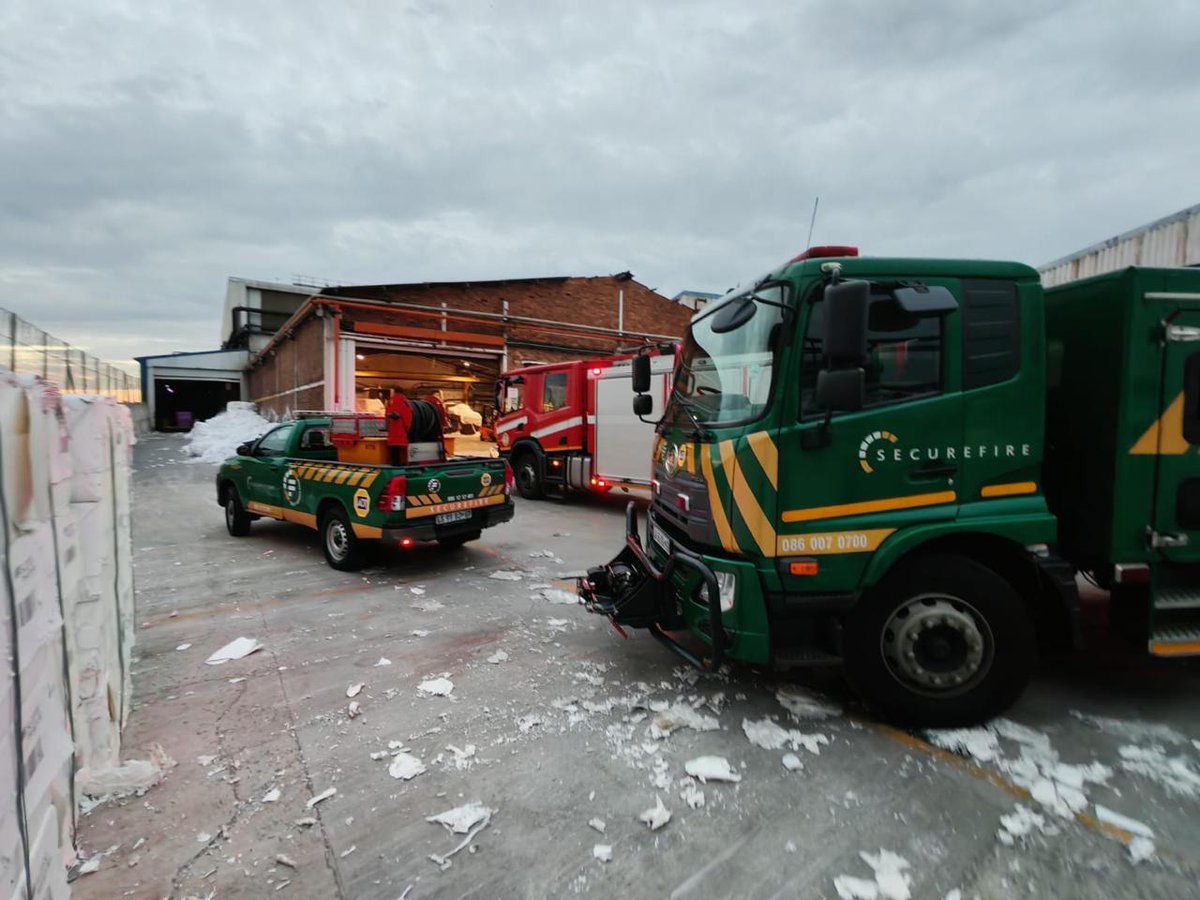 Fidelity_Secure's tweet image. Industrial fire in Springs! Our SecureFire team was redirected by security while Ekurhuleni addressed a roof fire. No visible smoke, and hotspots checked before leaving. Great job, team!

#FidelitySecureFire #Springs #fightingfires #FidelityServiceGroup #WeareFidelity