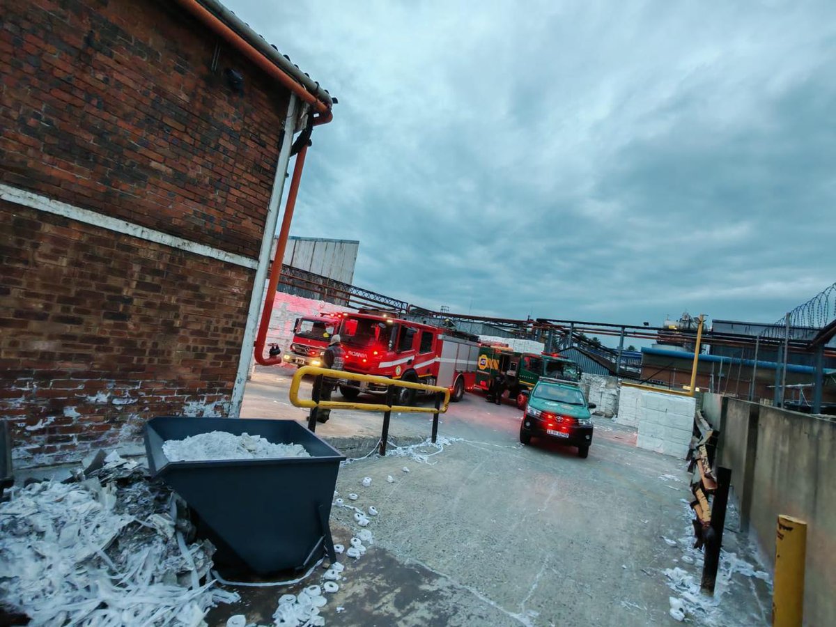 Fidelity_Secure's tweet image. Industrial fire in Springs! Our SecureFire team was redirected by security while Ekurhuleni addressed a roof fire. No visible smoke, and hotspots checked before leaving. Great job, team!

#FidelitySecureFire #Springs #fightingfires #FidelityServiceGroup #WeareFidelity