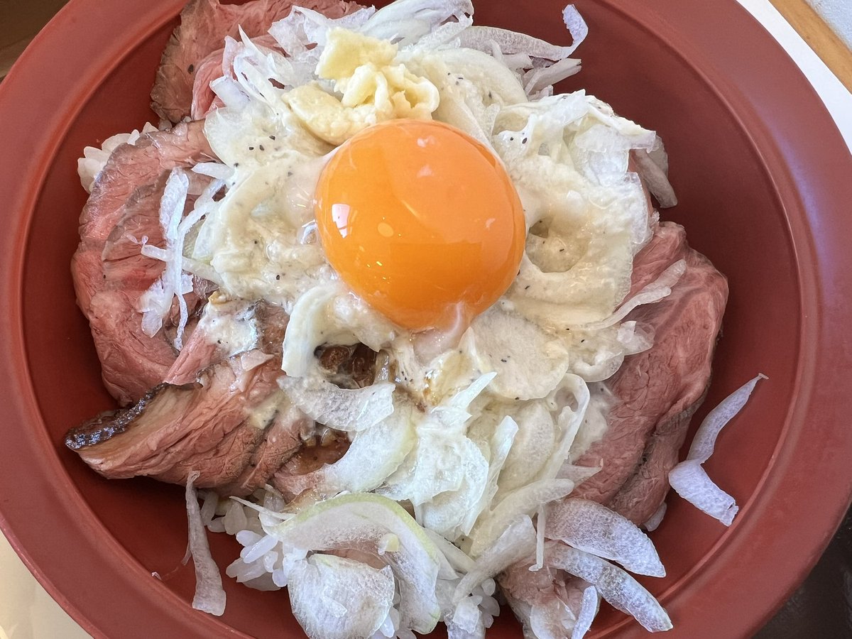 TomonoHiro's tweet photo. 今日はお昼にアシスタントさんとすき家のローストビーフ丼頂きました。サワークリームオニオンて正直、プリングルスでしか食べたことなくて本物始めて食べたけど、新鮮さと酸味があわさって美味しかったです！付け合わせの西洋ワサビも最高！#村生ミオ#漫画アクション#少しエロい
#サスペンス#女子高生 https://t.co/633NUU5Aqe