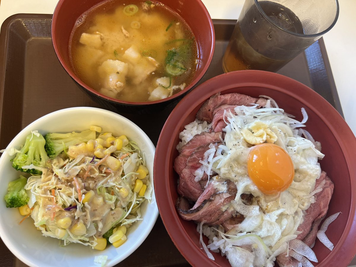 TomonoHiro's tweet photo. 今日はお昼にアシスタントさんとすき家のローストビーフ丼頂きました。サワークリームオニオンて正直、プリングルスでしか食べたことなくて本物始めて食べたけど、新鮮さと酸味があわさって美味しかったです！付け合わせの西洋ワサビも最高！#村生ミオ#漫画アクション#少しエロい
#サスペンス#女子高生 https://t.co/633NUU5Aqe