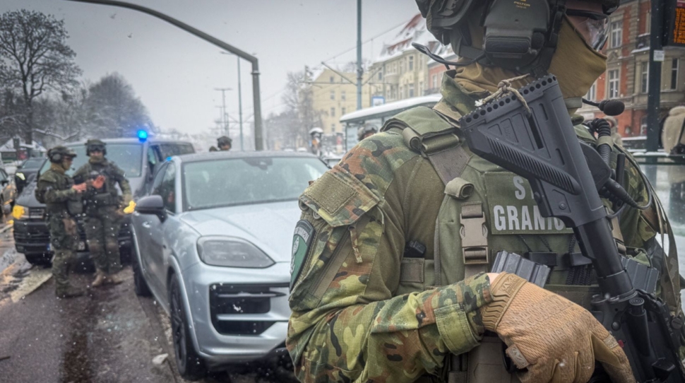 Gang handlujący ludźmi rozbity na Pomorzu – wśród zatrzymanych oczywiście „bracia” z Ukrainy. 8 osób, 2 tys. zwerbowanych ofiar (gł. Kolumbijczycy), 3,6 mln zł zabezpieczonego mienia. 6 w areszcie. Próby ucieczki – przestrzelone opony.
#HandelLudźmi #Ukraincy #Pomorze #SG