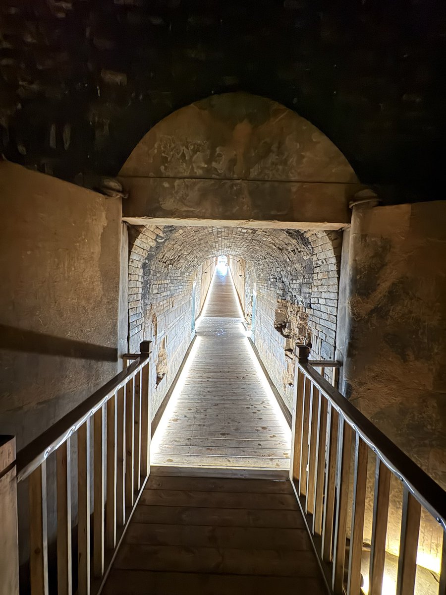 Sui_TangDaisuki's tweet image. 個人的に洛陽に行ったら行くべきところ
【景陵・洛陽古墓博物館】
理由:南北朝時代の皇帝陵に入れる唯一の場所。あと博物館内には墓室を丸々移築したコーナーがあり博物館展示の本気を感じる。