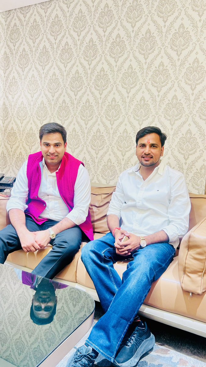 Mahaveergurjar_'s tweet photo. NSUI के राष्ट्रीय अध्यक्ष पद पर बड़े भाई श्री वरुण चौधरी जी को सफल एवं प्रेरणादायी कार्यकाल पूर्ण करने पर हार्दिक बधाई एवं शुभकामनाएँ।

National Students’ Union of India को आपके नेतृत्व में नई ऊर्जा, नई पहचान और ऐतिहासिक सफलताएँ मिलीं। छात्र हितों की मज़बूत आवाज़ बनकर आपने लाखों युवाओं का विश्वास जीता।

आपका मार्गदर्शन आगे भी छात्र शक्ति को नई दिशा देता रहे — इसी कामना के साथ उज्ज्वल भविष्य की अनंत शुभकामनाएँ। ✨

@varunchoudhary2

#NSUI #StudentPower #Leadership