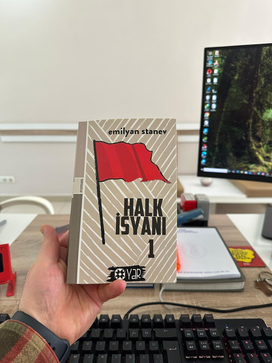 Stanev; bizlere kusursuz satırlar sunuyor. 1922-1924 Bulgaristan Eylül Ayaklanması`nı işleyen Halk İsyanı`na hayran kaldım. Komünizm - Anarşizm çatışması, Marksist fikirler, Çiftçi birliği hükümeti propagandası, devrim duygusu ve derin karakter analizleri. Şiir gibi kitap. 5/5