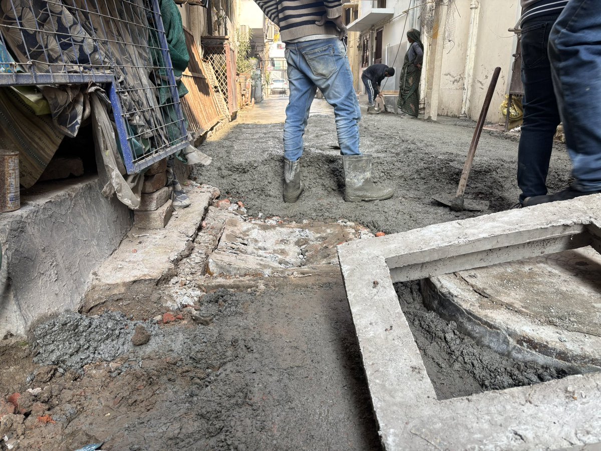 agamsingh_'s tweet photo. @mssirsa @MCD_Delhi The repair work in the back lane of my home is highly unsatisfactory - Elevated layering of RCC will cause rainwater and sewage inside during monsoons. Urgent fix needed.
Please intervene.
Engineer is on an off.
Location: Tagore Garden, EC block https://t.co/toj7l0mRqX