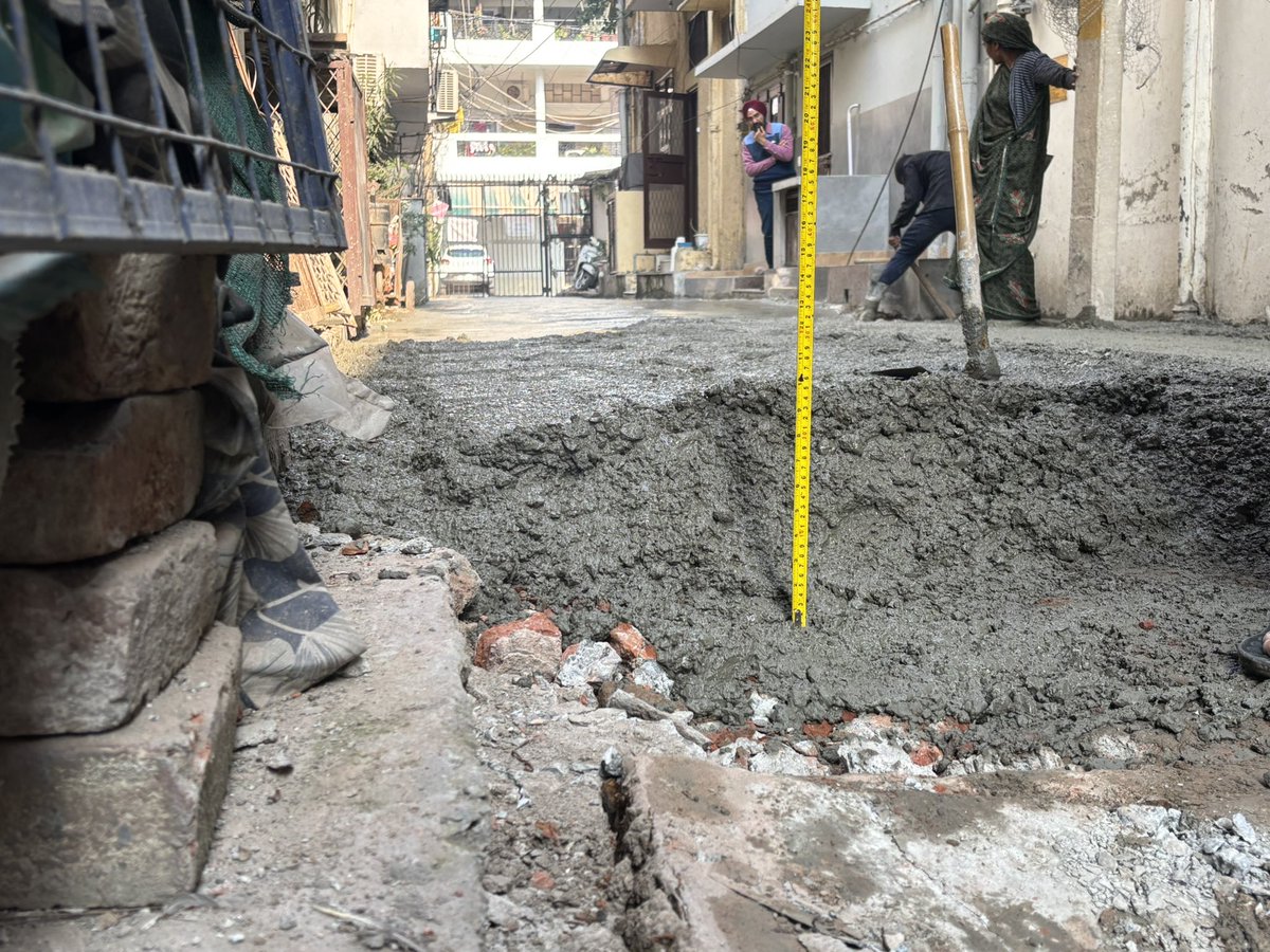 agamsingh_'s tweet photo. @mssirsa @MCD_Delhi The repair work in the back lane of my home is highly unsatisfactory - Elevated layering of RCC will cause rainwater and sewage inside during monsoons. Urgent fix needed.
Please intervene.
Engineer is on an off.
Location: Tagore Garden, EC block https://t.co/toj7l0mRqX