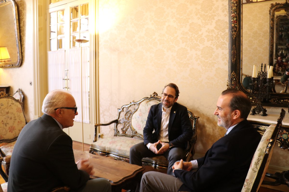 ParlamentIB's tweet photo. El president del Parlament, Gabriel Le Senne (@glesenne), ha rebut en audiència Ignacio García-Moris i Salvador Garcinuño, president i gerent del Col·legi Oficial de Dentistes de Balears. https://t.co/ObkuF4qYGd