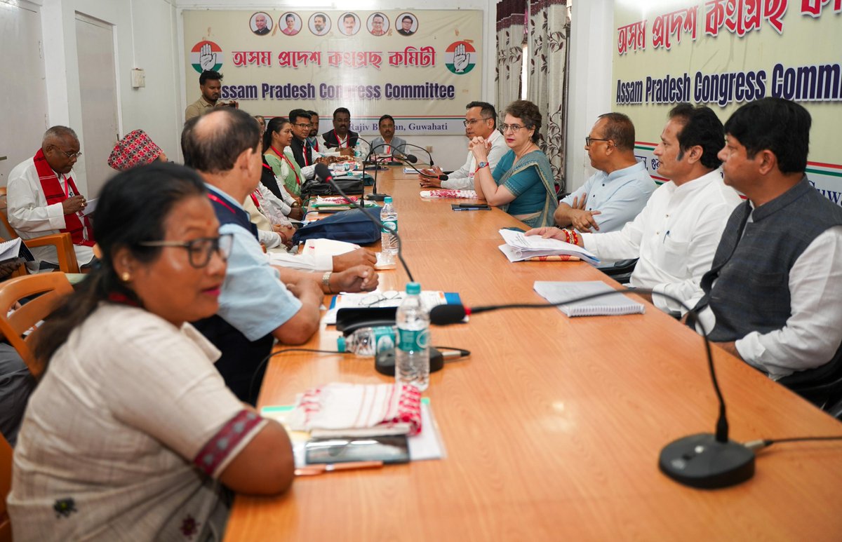 INCAssam's tweet photo. 📌 Rajiv Bhawan, Guwahati

On the second day of her visit, @priyankagandhi  ji held an inorganizational review meeting with the chairpersons of cells and departments of the Assam Pradesh Congress Committee https://t.co/bwpRT4RYCa