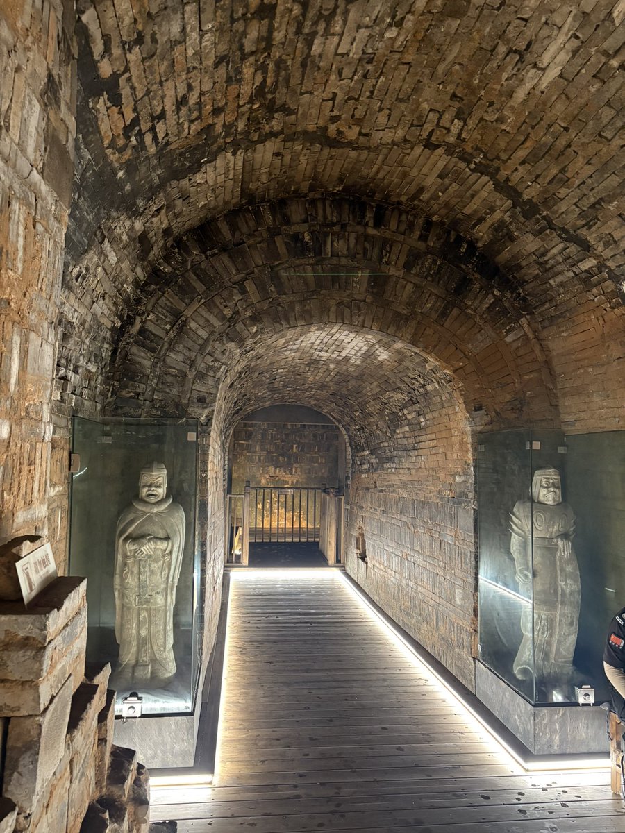 Sui_TangDaisuki's tweet image. 個人的に洛陽に行ったら行くべきところ
【景陵・洛陽古墓博物館】
理由:南北朝時代の皇帝陵に入れる唯一の場所。あと博物館内には墓室を丸々移築したコーナーがあり博物館展示の本気を感じる。